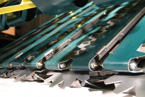 Hydraulic fold-up lateral unloading belt